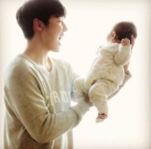 俳優ユン・サンヒョンが娘に夢中なパパに変身して視線を集めている。写真:ユン・サンヒョンのインスタグラムより 俳優ユン・サンヒョンが娘に夢中なパパに変身して視線を集めている。写真:ユン・サンヒョンのインスタグラムより