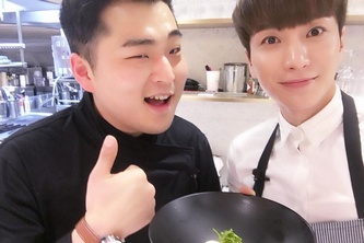 SUPER JUNIORのイトゥクが、自身のSNSで爽やかなエプロン姿を公開した。