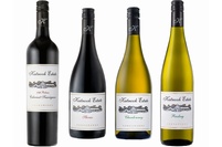 アサヒビールが市場に投入した中価格帯のオーストラリア・ワイン。「カトヌック・エステート」ブランドの4アイテム。左から、「カベルネ・ソーヴィニヨン」「シラーズ」「シャルドネ」「リースリング」。店頭想定価格は、赤ワイン4340円、白ワイン3840円(いずれも税別)