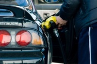 石油価格調査を行っている経済産業省資源エネルギー庁は先週、今後のガソリン店頭価格について、石油元売り各社は原油価格が一時的に上昇したことを受けて、ガソリンの卸売価格を値上げしていることから、来週以降は値上がりに転じるのではないかとの見通しを示していたが、今週の調査結果はその見通しの通り、21週ぶりの値上がりとなった。