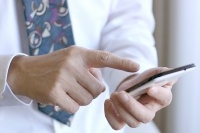 NTTレゾナントは、格安スマホへの変更状況を把握するため、キャリアスマホユーザーと格安スマホユーザーに対しアンケート調査を実施した。