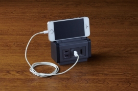 「カバー付露出コンセント」(パナソニック発表資料より) 「カバー付露出コンセント」(パナソニック発表資料より)