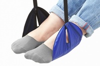 足を吊るしてむくみを防止できる折りたたみ可能なフットレスト「200-BAGIN004シリーズ」（サンワプライ発表資料より）