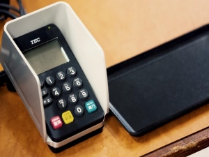 小売店やレストランでのカード支払いはいまだに課題だ。また海外発行カードで現金を入手できるATMが見つからず、苦労している訪日外国人も多い。環境を整備することももちろんだが、それを周知させることも必要だ。 小売店やレストランでのカード支払いはいまだに課題だ。また海外発行カードで現金を入手できるATMが見つからず、苦労している訪日外国人も多い。環境を整備することももちろんだが、それを周知させることも必要だ。