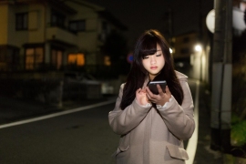 若者を中心に日常生活におけるスマホの存在がどんどん大きくなっている。 若者を中心に日常生活におけるスマホの存在がどんどん大きくなっている。