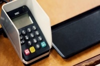 小売店やレストランでのカード支払いはいまだに課題だ。また海外発行カードで現金を入手できるATMが見つからず、苦労している訪日外国人も多い。環境を整備することももちろんだが、それを周知させることも必要だ。