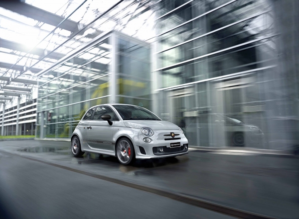FCAジャパンがマイナーチェンジして3月5日に発売する「Abarth 595 Competizione（アバルト595コンペティツィオーネ）」（写真：同社発表資料より）