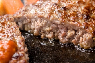 あらびきビーフバーグ・断面図（すかいらーく発表資料より）