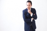 経済産業省が先日行ったアンケートでは、「日本は生活の場としての魅力は高いが、働く場としての魅力がない」という評価が出てしまった。理由には「希望のする職場と実際に働く職場とのミスマッチ」や「根強い年功序列制度」が目立つ。日本人労働者が感じることと、大差がないことが分かる。