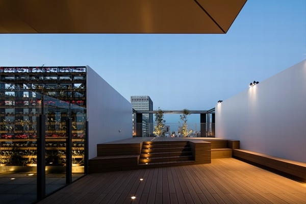 NTT都市開発が竣工式を行った地上8階建てのオフィスビル「アーバンネット銀座一丁目ビル」の屋上テラス。（写真：同社発表資料より）