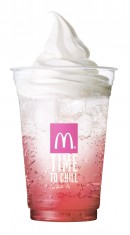日本マクドナルドが3月1日から期間限定で販売する新商品「マックフロート さくらチェリー」（写真：同社発表資料より）