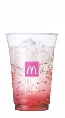 日本マクドナルドが3月1日から期間限定で販売する新商品「マックフィズ さくらチェリー」（写真：同社発表資料より）