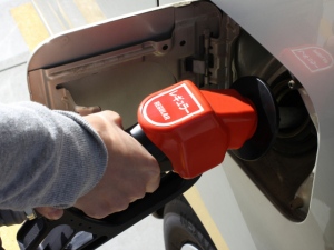 これまで長期的に値下がり傾向をみせていたものの、先週に21週ぶりとなる値上がりをみせたガソリン店頭価格だが、今週に入って再び値下がりに転じた これまで長期的に値下がり傾向をみせていたものの、先週に21週ぶりとなる値上がりをみせたガソリン店頭価格だが、今週に入って再び値下がりに転じた