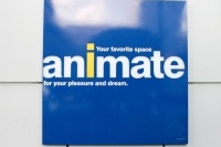 タイ・バンコクの商業施設「MBKセンター」7階に、日本の漫画やアニメグッズを販売する「アニメイト　バンコク店」がオープンした。初日には6,000人が押し寄せ、顧客層は10代後半から30代が中心と予想されている。