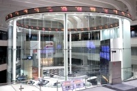 守りの「最終ライン」を上げて、下値想定は16000円。上値は25日線を突破しさらに攻めに出る。カウンターでボロボロにされる可能性は、小さくなっている。