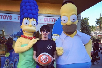 CNBLUEのチョン･ヨンファが、米ロサンゼルス滞在中に撮った人気者2人との記念ショットを公開した。