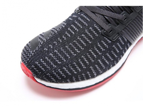 アディダス ジャパンが3月18日に発売するランニングシューズ「PureBOOST ZG(ピュアブースト ゼットジー)」（同社発表資料より）