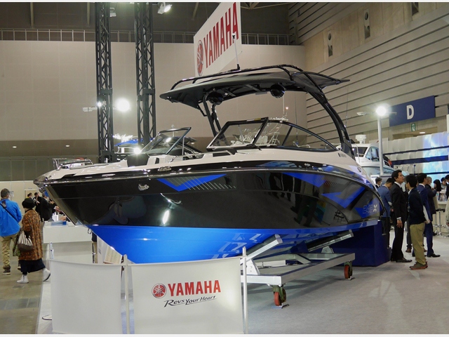 ヤマハブースの中央メインに置かれたスポーツボートのフラッグシップ「242X E-SERIES」、グローバルで130隻/年の販売を計画している