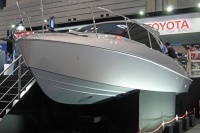 「TOYOTA 28 CONCEPT」、ヤンマーと協働で開発に成功した「FRP・カーボン・アルミ」3種複合素材による次世代ハルを採用し、新感覚の走りと乗り心地を実現したという。10月に市販バージョンが登場する