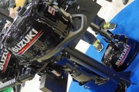 ネブラブラックに塗られたスタイリッシュで力強いフォルムの新型ポータブル船外機「DF5A」「DF6A」