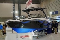 ヤマハブースの中央メインに置かれたスポーツボートのフラッグシップ「242X E-SERIES」、グローバルで130隻/年の販売を計画している