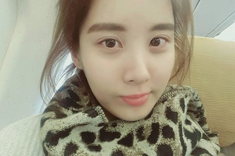 少女時代のソヒョンが、機内で撮ったキュートなセルフィーを公開した。