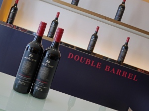 「ジェイコブス・クリーク・ダブルバレル」、写真左がカベルネソーヴィニヨン(アルコール度数15%)、右はシラーズ(同14%)。予想販売価格はどちらも2000円程度 「ジェイコブス・クリーク・ダブルバレル」、写真左がカベルネソーヴィニヨン(アルコール度数15%)、右はシラーズ(同14%)。予想販売価格はどちらも2000円程度