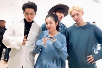 女性アイドルグループ2NE1のパク・サンダラが男性アイドルグループWINNERのソン・ミンホ、ナム・テヒョン、カン・スンユンとの写真を公開して注目を集めている。写真：三田ラ・パクのインスタグラム