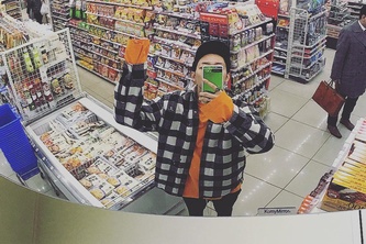 CNBLUEのイ・ジョンシンが、日本のコンビニで撮ったお茶目なセルフィーを公開し、話題となっている。