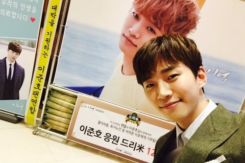 2PMのジュノが、ファンから届けられた応援ドリーミー米花輪とともに撮ったセルフィーを公開した。[写真]ジュノ ツイッター