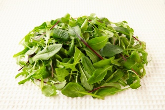 カゴメは11月をめどに山梨県北杜市にベビーリーフ菜園を開設すると発表した。写真は、同社のベビーリーフを利用したメニューのイメージ。（同社発表資料より）