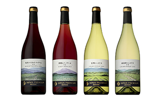 左から「サントリージャパンプレミアム 塩尻マスカット・ベーリーA 2014」、「津軽ピノ・ノワール 2014」、「信州シャルドネ 2015」、「高山村シャルドネ 2015」（サントリーワインインターナショナルの発表資料より）