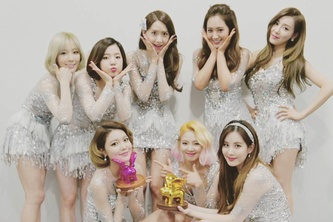 少女時代のソヒョンが15日夜、自身のSNSで「久しぶりに集合した完全体の少女時代～ チグムン～～ソニョシデ(少女時代のキメ台詞)」というコメントとともに、少女時代全メンバーで撮った記念ショットを公開した。