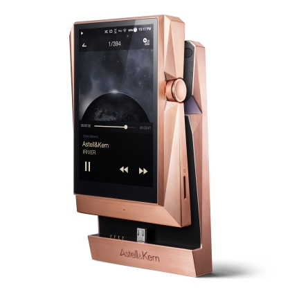 ハイレゾポータブルオーディオプレーヤー「Astell&Kern AK380 Copper」と、専用ポータブルヘッドホンアンプ「Astell&Kern AK380 アンプ Copper」（アユートの発表資料より）