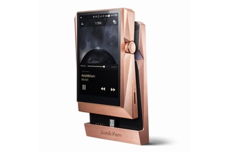ハイレゾポータブルオーディオプレーヤー「Astell&Kern AK380 Copper」と、専用ポータブルヘッドホンアンプ「Astell&Kern AK380 アンプ Copper」（アユートの発表資料より）