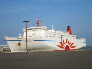 外国人観光客の急増により、全国各地でホテル不足が深刻化している。北海道も例外ではなく、運輸局は道内のホテル不足解消を図るべく、道内と本州を結ぶ長距離フェリーの活用を始めるという。 外国人観光客の急増により、全国各地でホテル不足が深刻化している。北海道も例外ではなく、運輸局は道内のホテル不足解消を図るべく、道内と本州を結ぶ長距離フェリーの活用を始めるという。