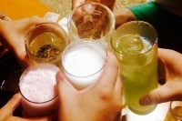 最近の飲み会では乾杯から各自がビールの代わりに好きなドリンクを頼むことも多い。特に人気なのはレモンチューハイやハイボール。好みの多様化だけでなく「アルコールは苦手だけど最初の一杯くらいは何かお酒を飲まないと…」という〝気づかい〟が隠れていることも。