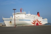 外国人観光客の急増により、全国各地でホテル不足が深刻化している。北海道も例外ではなく、運輸局は道内のホテル不足解消を図るべく、道内と本州を結ぶ長距離フェリーの活用を始めるという。