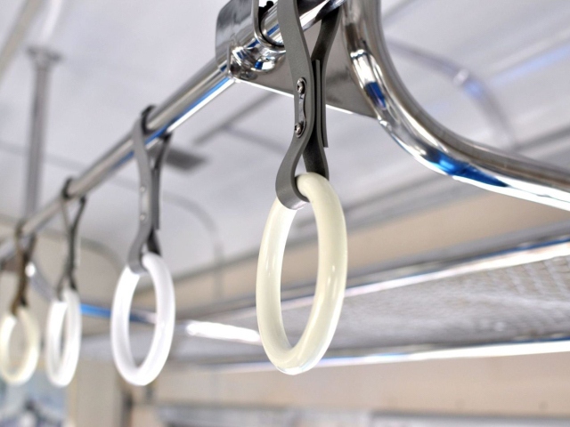 すっかり定着した「女性専用車両」だが、関東と関西ではルールが大きく異なる。出張や旅行の際にルールの違いを知っておかないと、旅先で残念な思いをする恐れがあるのだ。