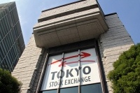 世界から見捨てられたように見えるのは、円高という重い十字架を背負って歩くゆえ。そのくびきから解き放たれた時、東京市場に「復活の日」が訪れるのか。