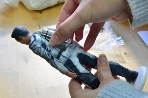 専用ケースに収めた遺灰をフィギュアの中に埋め込む。（写真：ロイスエンタテインメントの発表資料より）