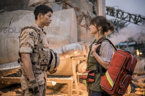 女優ソン・ヘギョの所属事務所が、俳優ソン・ジュンギとのニューヨークデートとスポンサーに関する噂について公式的に明らかにした。写真：KBS2『太陽の末裔』提供
