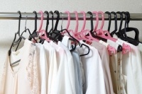 S、M、Lなどの表記でも、商品によって大きさは異なる。別途サイズ表などが用意されているので注文の際に細かい数字を確認しておきたい。手持ちの服と仕上がり寸法とを比べてみると大体大きさの見当がつけられるので、より確実な買い物ができる。