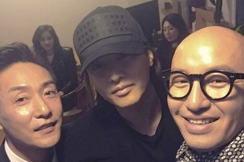 俳優ウォンビンの近況が公開されて注目を集めた。写真：ホン・ソクチョンのインスタグラム