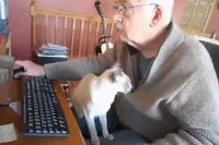 おじいちゃんのセーターに入る様が完全にカンガルーです！