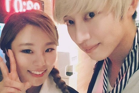 SUPER JUNIORのキム・ヒチョルと、女性アイドルグループMAMAMOOのフィインとのデュエットが話題を集めている。写真：キム・ヒチョルのインスタグラム