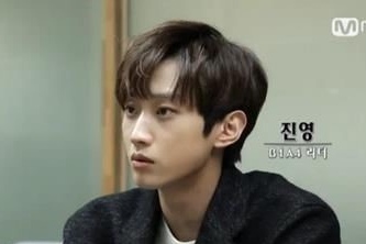 男性5人組アイドルグループB1A4のジニョンがMnetの新番組『音楽の神2』(原題)で天才プロデューサーに変身し、注目を集めている。写真：Mnet『音楽の神2』