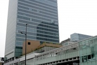 3月25日オープンした新宿南口「JR 新宿ミライナタワー」の商業施設「ニュウマン(NEWoMan)」、高速バスとタクシーのターミナル「バスタ」は4月4日に3階で開業する。