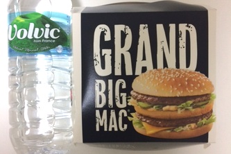 いざ、先行発売中のマックへ