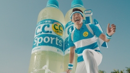 「C.C.スポーツ」TV-CM(サントリー食品インターナショナル発表資料より) 「C.C.スポーツ」TV-CM(サントリー食品インターナショナル発表資料より)